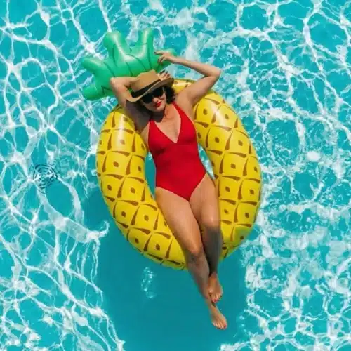 Vrouw in zwembad - fijn leefgewicht